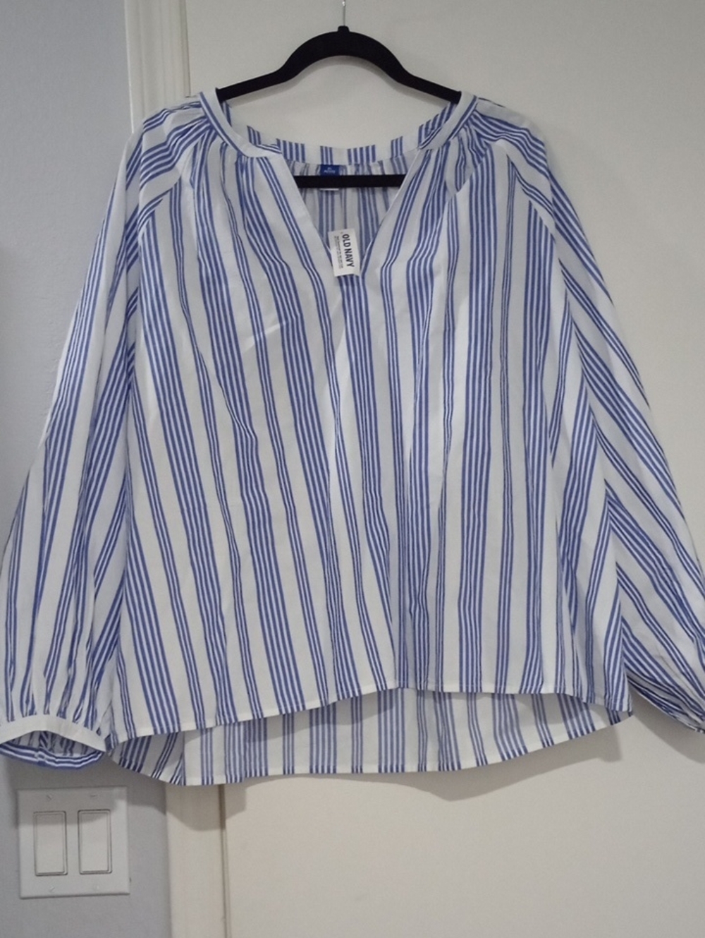 NWT Old Navy Blue and White Striped Women’s Blouse - Classic V-Neck Is Size XL